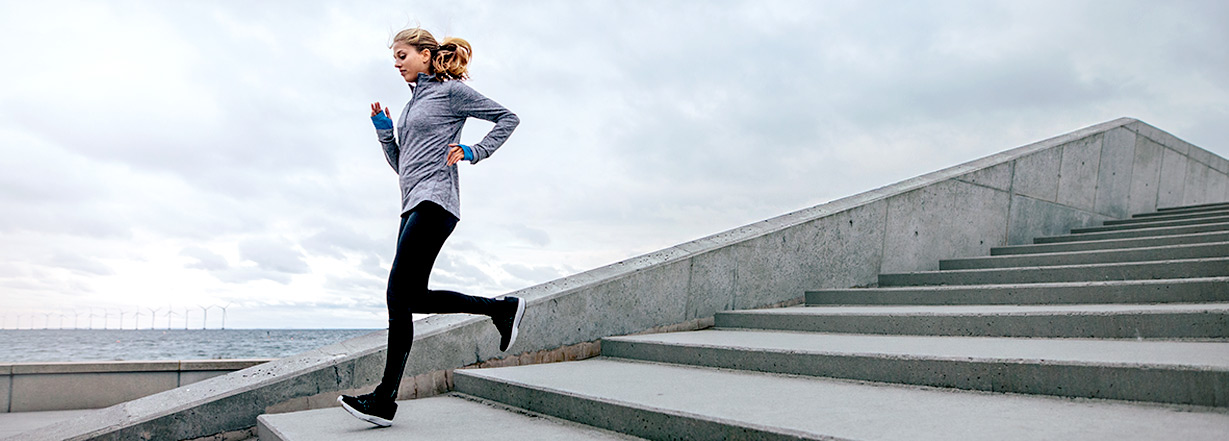 A sportsman who is going down the stairs.