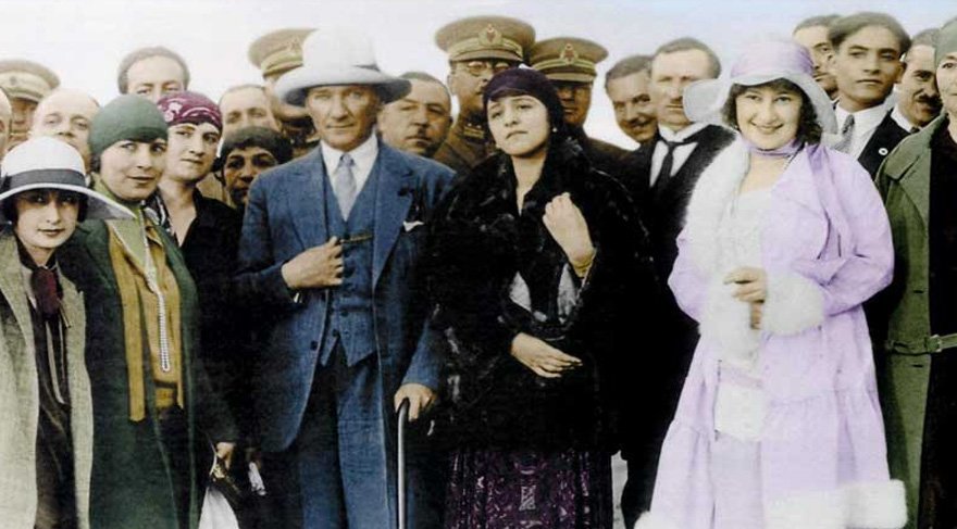 Mustafa Kemal Atatürk - Türk Kadınları ile birlikte poz veriyor