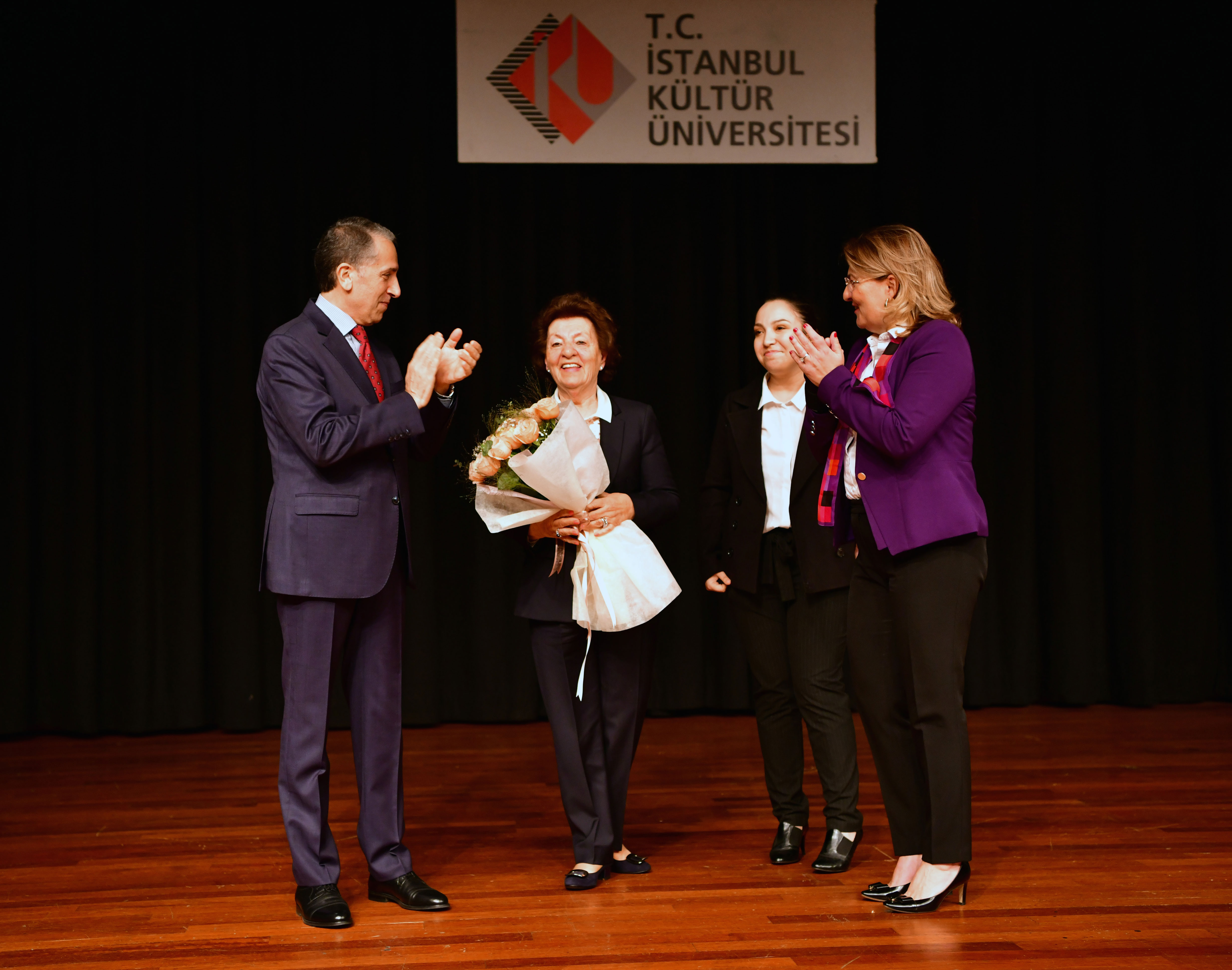 Kültür Koleji Vakfı Mütevelli Heyet Başkan Yardımcısı Gül Akıngüç’e Onur Ödülü - Plaket Takdimi