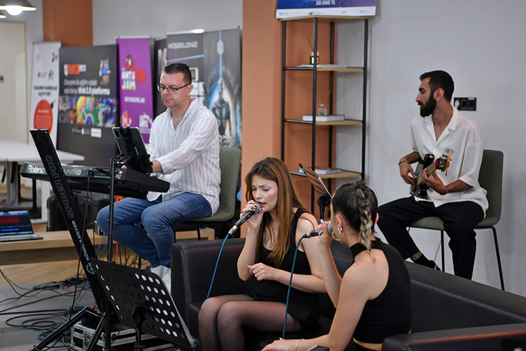 Orkestra İKÜ ile Fabrika Akustik Konseri 