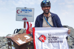 İKÜ Dağcılık Kulübü Danışmanı Doç. Dr. Artür Yetvart Mumcu Kaçkar Dağı Zirvesinde!